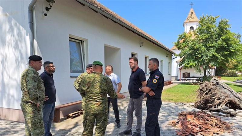 Banožić s pripadnicima Hrvatske vojske koji pomažu u Slavoniji